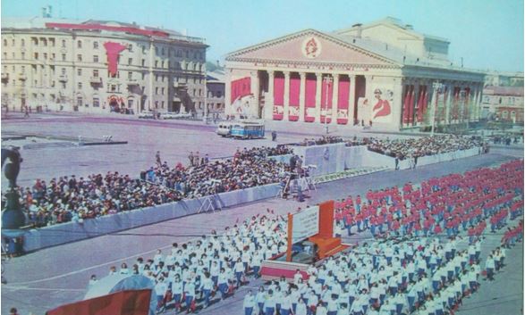 Праздничные мероприятия на площади Ленина.