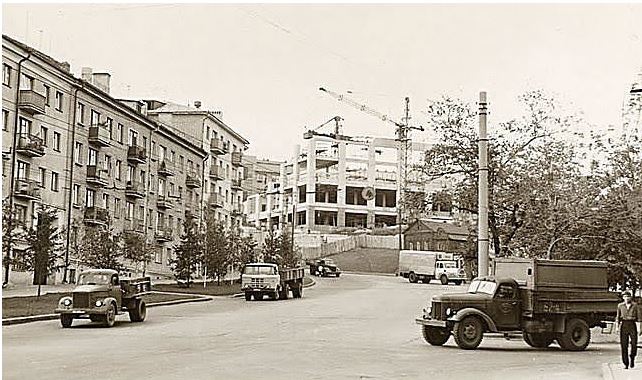 Строящийся корпус ВТИ. Вид с ул. Манежной. 1960-е гг.
