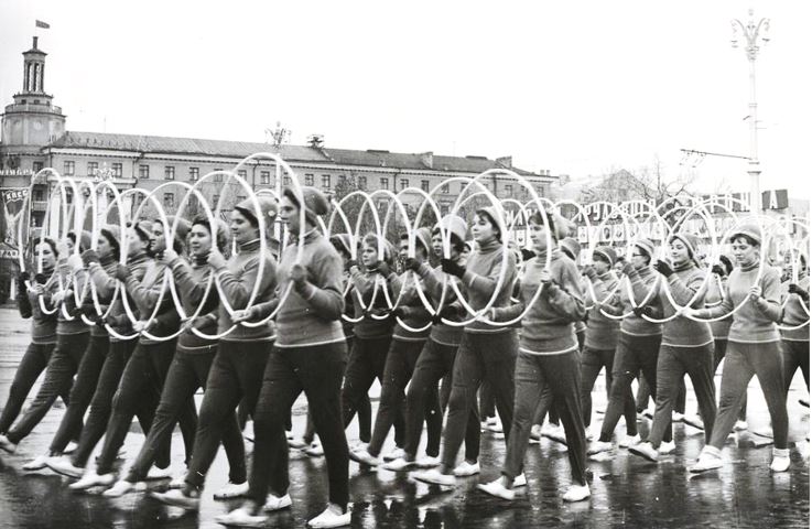 Колонна физкультурников на площади им. Ленина г. Воронежа во время праздничной демонстрации 7 ноября 1965 г.