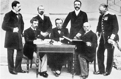 Состав членов-учредителей МОК (сидят за столом – Пьер де Кубертен, Деметриус Викелас, Алексей Бутовский).