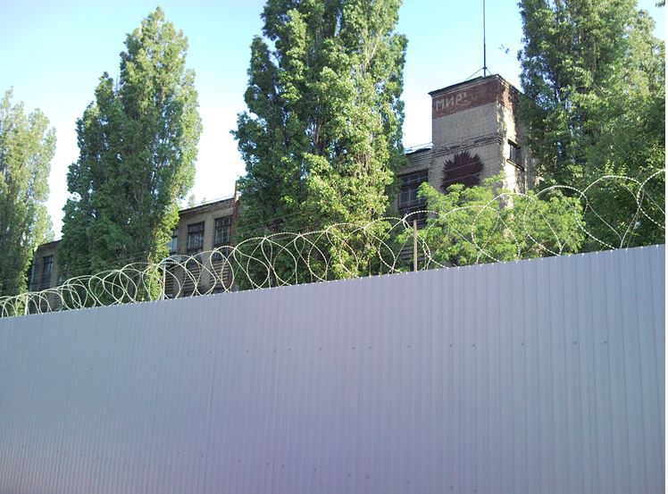 4-х метровый забор затрудняет воровство с ВШЗ