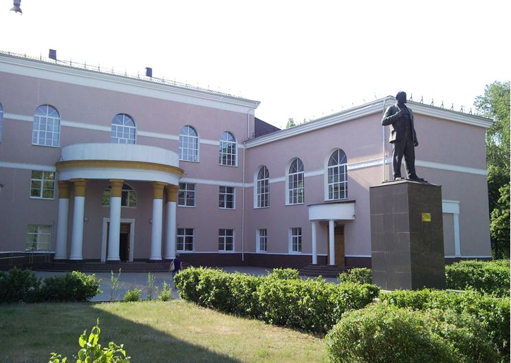 Памятник В.И. Ленину у ДК шинников