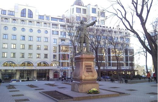 Памятник Петру Великому на фоне здания "Пассажа"
