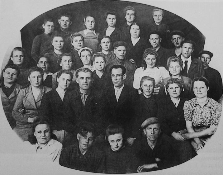 Рабочие завода – участники выпуска первой продукции. 1949 год.