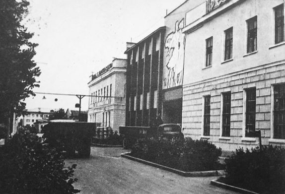 Фасад производственного корпуса, рядом с ним – здание заводского клуба. 1970.
