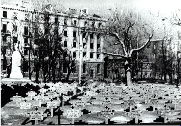 Кольцовский сквер, превращённый фашистами в кладбище немецких солдат