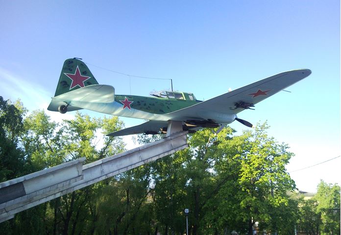 Памятник Ил-2 возле авиазавода. Открыт в 1979 году