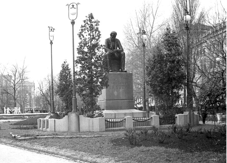 Памятник Никитину в Кольцовском сквере