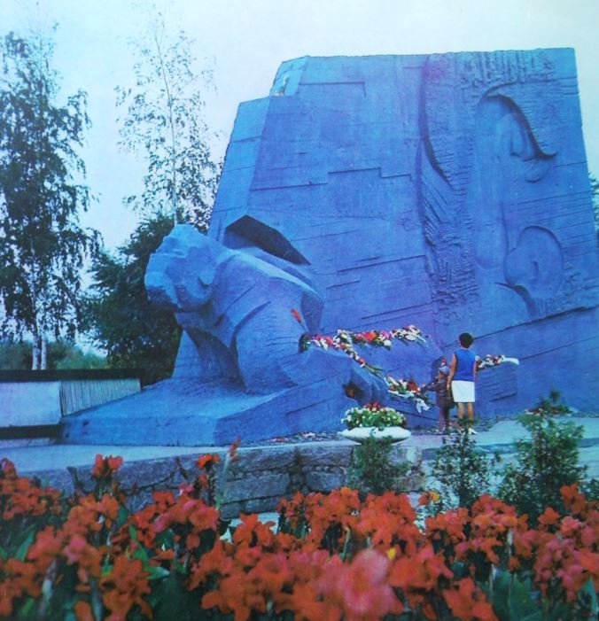 Так выглядел Памятник Славы в 1970-е годы. Корпус и лицо воина ещё не были покрыты металлом