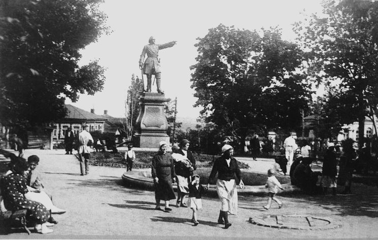 Вид на памятник Петру Великому с проспекта Революции