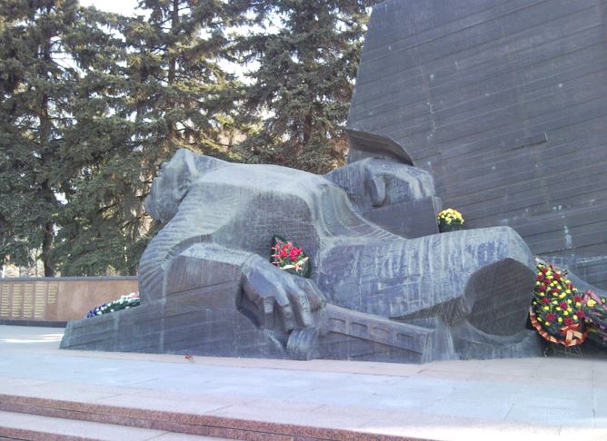 Посаженные за Памятником Славы кедры символизируют память о сибиряках, погибших на воронежской земле
