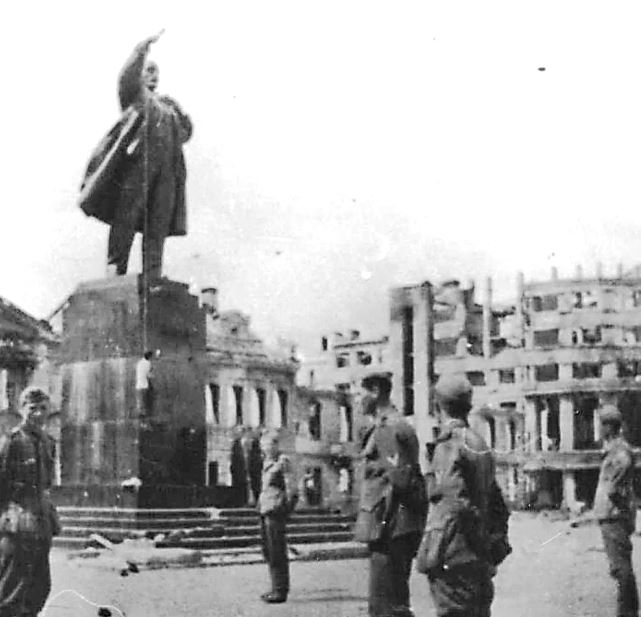Фашисты использовали памятник Ленину как виселицу. Воронеж. 1942.