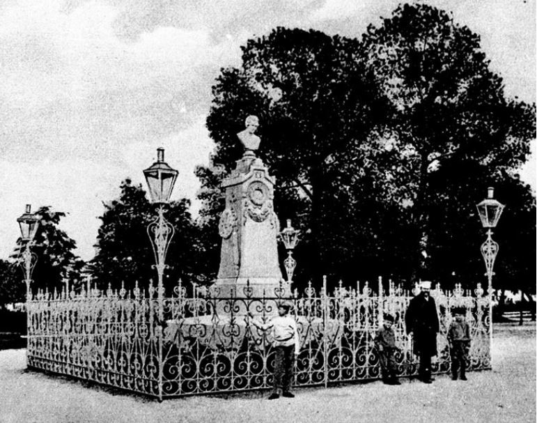 Памятник поэту А.В. Кольцову. Конец XIX - начало XX века