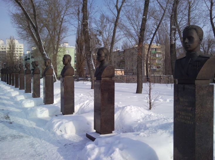 Аллея героев в Парке Патриотов