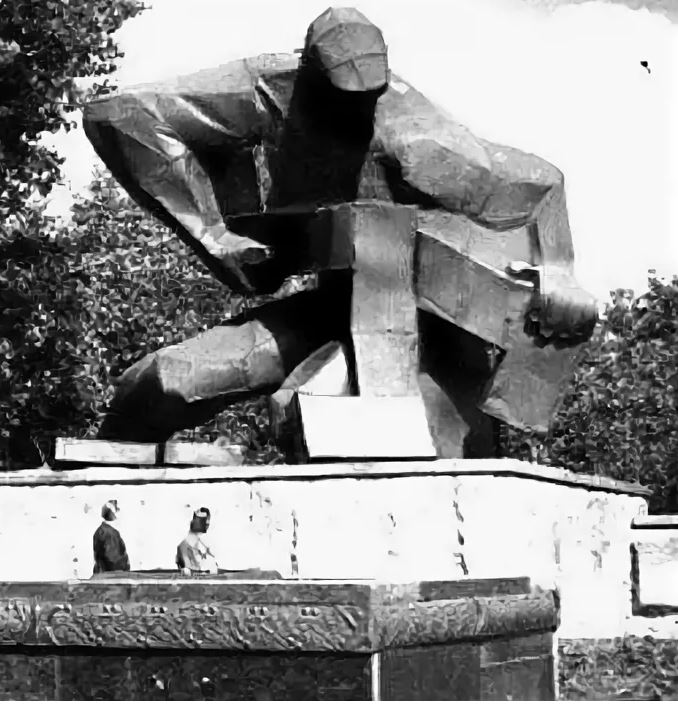 Монумент "Защитникам Воронежа". В начале 1990-х был демонтирован. На его месте ныне находится музей-диорама (Парк Патриотов)