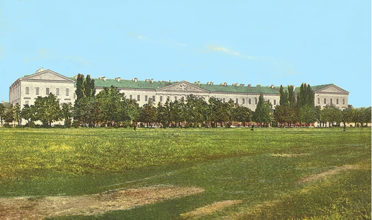 Плац перед Михайловским кадетским корпусом, который после революции 1917 г. станет площадью III Интернационала, а в 1940 году - парком "Орлёнок"