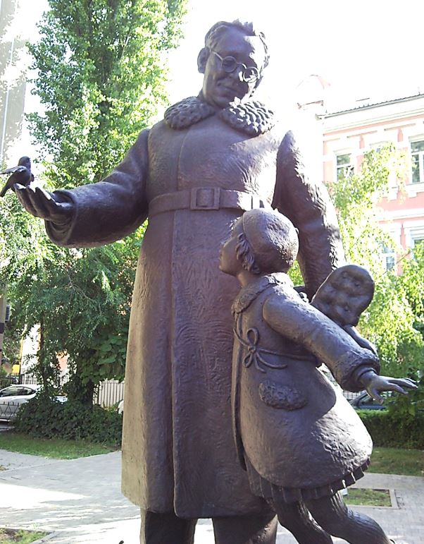 Памятник С.Я. Маршаку в Воронеже