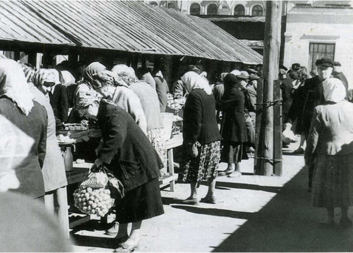 Торговля на Щепном рынке по ул. Пушкинской. Середина 1960-х гг. Ныне на этом месте расположено АО "Созвездие".