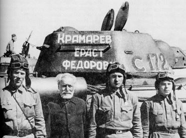 Е.Ф. Крамарев на фоне танка, купленным на его средства