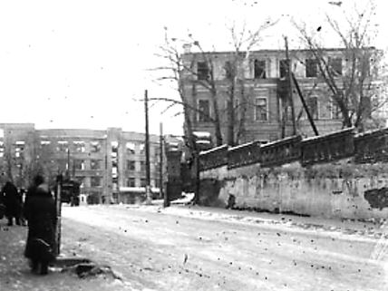 Улица Степана Разина. Справа - Дом пионеров (на его месте ныне стоит корпус ВГУИТ), слева - разбитое здание ЮВЖД. 1943.