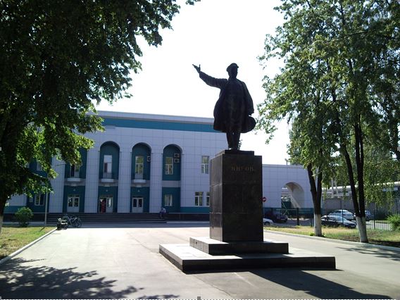 Памятник С.М. Кирову перед проходной завода СК