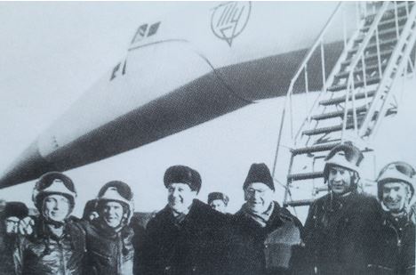 Лётчики-испытатели и главный конструктор А.Н. Туполев после первого полёта Ту-144.