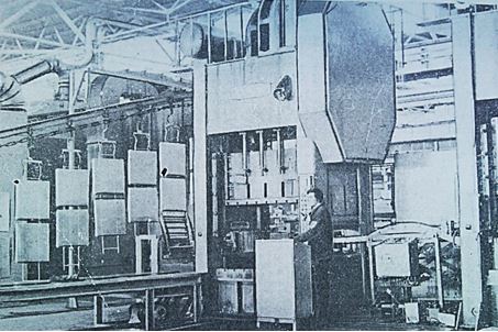 Участок штамповки потолочных панелей ВЗСАК. Начало 1980-х.