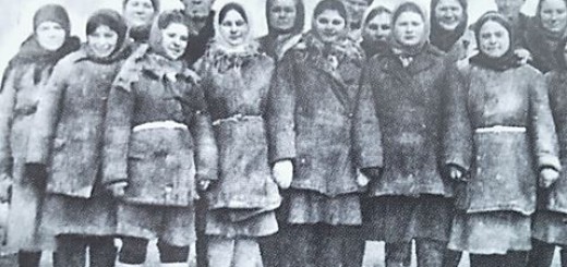 Лучшая бригада строителей, возглавляемая мастером Володиным. 1945 г.