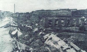 Разрушенная центральная часть завода в 1943 году.
