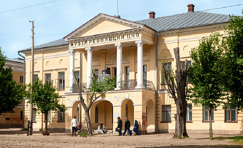 Дом Тулиновых на Большой Дворянской (ныне проспекте Революции), где останавливался император Александр I. Фото восстановлено ИИ.