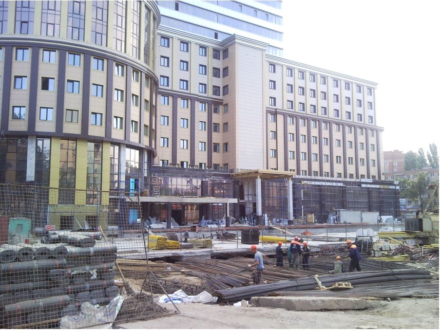 Строительство подземного паркинга у МФК "Романовский". Июль 2014