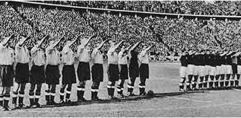 Футболисты в нацистском приветствии