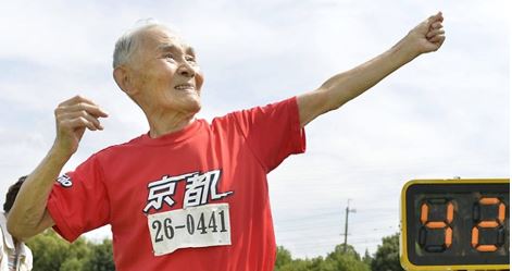 Японский бегун Хидекичи Миядзаки после 100-метрового забега в 105 лет