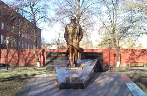 Памятник А. Платонову на проспекте Революции