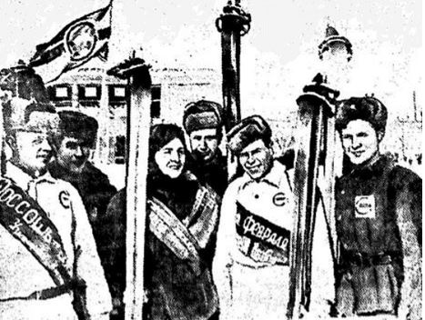 Участники лыжного пробега. Скриншот из газеты "Коммуна"