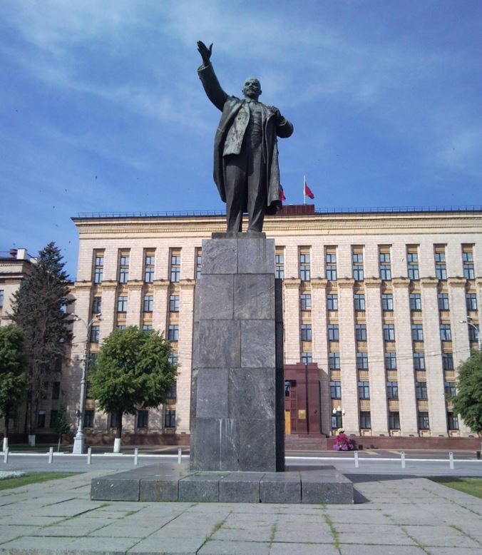 Памятник Ленину на главной площади Воронежа
