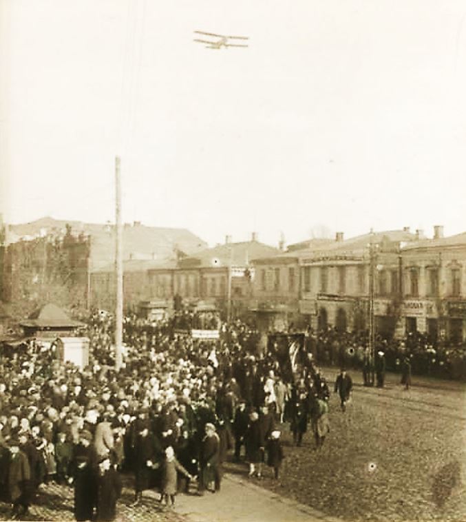 Демонстрация трудящихся Воронежа. 1934. Снято с памятника И.С. Никитину