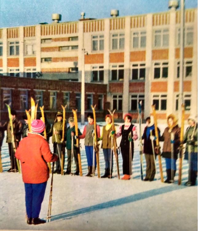 Ученики школы №70 на занятиях по физкультуре. 1970-е гг.