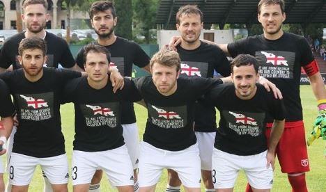 Грузинские игроки в футболках с контурами Грузии в старых границах, включающих Абхазию и Ю. Осетию.